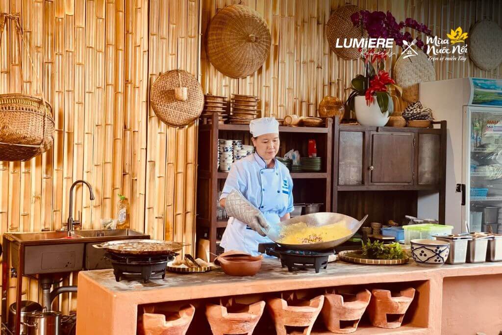 Bếp mở tại nhà hàng Mùa nước nổi
